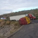 Cierran carretera Cananea-Ímuris tras volcadura de tráiler cargado con madera
