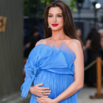 Anne Hathaway deslumbra en la presentación de «La Odisea» tras anunciar su tercer embarazo