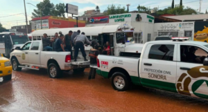 Rescata Protección Civil a pasajeros de transporte urbano varado por arroyo en Nogales