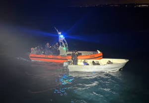 Intercepta Guardia Costera de EE. UU. a nueve migrantes en embarcación tipo panga frente a San Diego