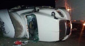 Vuelca tráiler cargado con sandías en la carretera Ímuris-Cananea