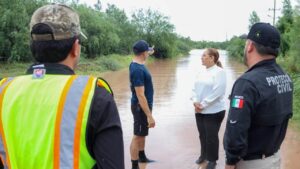 Supervisa alcaldesa Karla Córdova afectaciones por lluvias en Guaymas; mantienen cerrado el arroyo San José