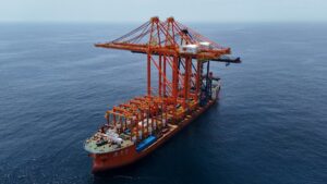 Navegan rumbo a Guaymas dos gigantescas grúas portacontenedores a bordo de buque especializado