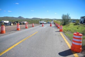 Reportan tráfico lento y prevén cierres temporales en la carretera Agua Prieta–Cananea por incidente de tractocamión