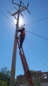 Realiza Servicios Públicos trabajos de instalación y mantenimiento de luminarias en la Comisaría de Rosales en Navojoa
