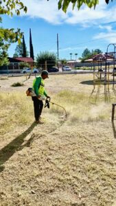 Despliega OLDAP cuadrillas de limpieza y riego en parques públicos de Agua Prieta