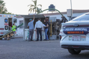 Vuelca camión de carga y derriba semáforo tras chocar con sedán en la colonia Balderrama de Hermosillo