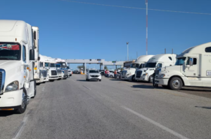 Bloquean transportistas la caseta 152 de Hermosillo por recorte a estímulos fiscales y demoras en retenes