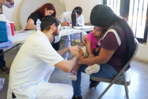 Acerca Salud Sonora vacunación contra influenza, COVID-19 y neumococo a familias de Suaqui Grande