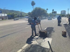 Mantienen carril en contraflujo y rutas alternas por reparación de colector en bulevar Quiroga